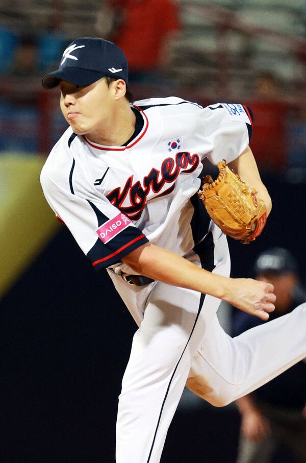 10일 오후 대만 타이베이 톈무야구장에서 열린 프리미어12 한국 야구대표팀과 대만프로야구팀 웨이취안 드래곤스와의 연습 경기. 한국 선발 임찬규가 역투하고 있다. /연합뉴스