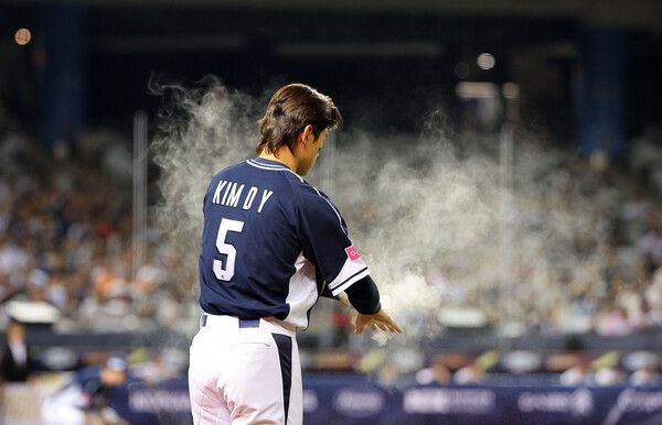 15일 오후 대만 타이베이돔에서 열린 세계야구소프트볼연맹(WBSC) 프리미어12 2024 B조 조별리그 대한민국과 일본의 경기. 김도영이 경기 준비를 하고 있다. /연합뉴스