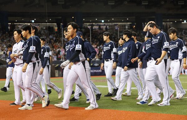15일 오후 대만 타이베이돔에서 열린 세계야구소프트볼연맹(WBSC) 프리미어12 2024 B조 조별리그 대한민국과 일본의 경기. 6-3으로 일본에 패한 대한민국 선수들이 아쉬워하고 있다. /연합뉴스