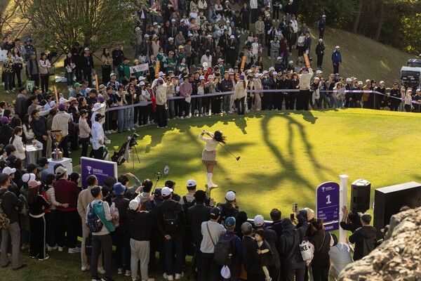 구름 갤러리가 모인 1번홀 모습. /위메이드 제공