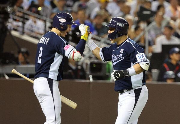 15일 오후 대만 타이베이돔에서 열린 세계야구소프트볼연맹(WBSC) 프리미어12 2024 B조 조별리그 대한민국과 일본의 경기. 4회초 1사에서 솔로홈런을 친 박동원이 홈인한 뒤 박성한과 기쁨을 나누고 있다. /연합뉴스