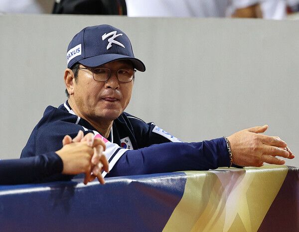 15일 오후 대만 타이베이돔에서 열린 세계야구소프트볼연맹(WBSC) 프리미어12 2024 B조 조별리그 대한민국과 일본의 경기. 류중일 감독이 경기 시작 전 생각에 잠겨있다. /연합뉴스