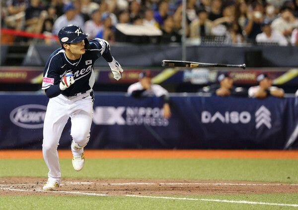 15일 오후 대만 타이베이돔에서 열린 세계야구소프트볼연맹(WBSC) 프리미어12 2024 B조 조별리그 대한민국과 일본의 경기. 5회초 2사 3루에서 대타 윤동희가 1타점 적시타를 치고 달리고 있다. /연합뉴스