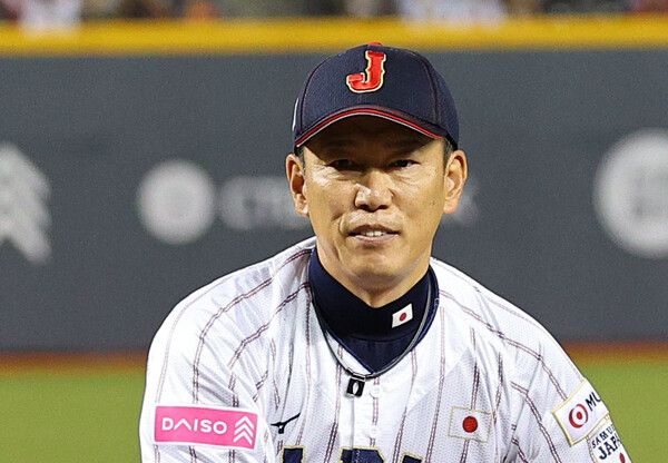 15일 오후 대만 타이베이돔에서 열린 세계야구소프트볼연맹(WBSC) 프리미어12 2024 B조 조별리그 대한민국과 일본의 경기. 경기 시작 전 일본의 이바타 히로카즈감독이 입장하고 있다. /연합뉴스