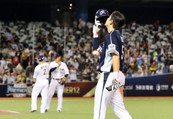 15일 오후 대만 타이베이돔에서 열린 세계야구소프트볼연맹(WBSC) 프리미어12 2024 B조 조별리그 대한민국과 일본의 경기. 6-3으로 일본에 패한 대한민국의 홍창기가 아쉬워하고 있다. /연합뉴스
