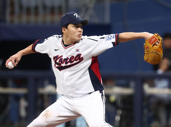 6일 서울 고척스카이돔에서 열린 한국 야구 대표팀과 상무 야구단의 연습 경기. 4회초 대표팀 투수 임찬규가 역투하고 있다. /연합뉴스