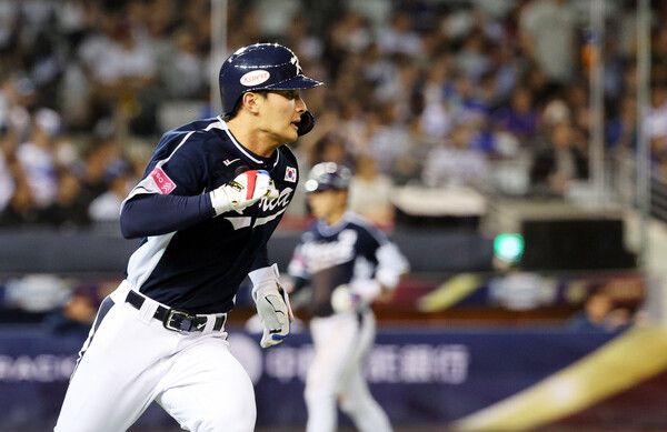 15일 오후 대만 타이베이돔에서 열린 세계야구소프트볼연맹(WBSC) 프리미어12 2024 B조 조별리그 대한민국과 일본의 경기. 5회초 2사 3루에서 대타 윤동희가 1타점 적시타를 치고 달리고 있다. /연합뉴스