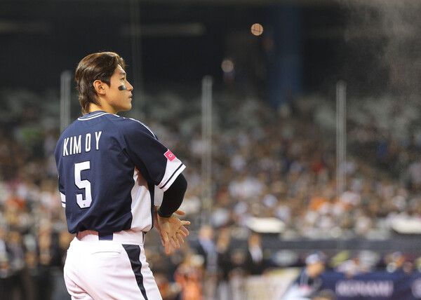 15일 오후 대만 타이베이돔에서 열린 세계야구소프트볼연맹(WBSC) 프리미어12 2024 B조 조별리그 대한민국과 일본의 경기. 김도영이 경기 준비를 하고 있다. /연합뉴스