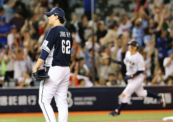 15일 오후 대만 타이베이돔에서 열린 세계야구소프트볼연맹(WBSC) 프리미어12 2024 B조 조별리그 대한민국과 일본의 경기. 7회말 1사 1루에서 모리시타 쇼타에게 투런 홈런을 허용한 정해영이 아쉬워하고 있다. /연합뉴스