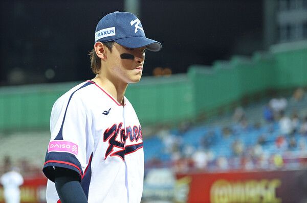 16일 오후 대만 타이베이 톈무야구장에서 열린 세계야구소프트볼연맹(WBSC) 프리미어12 2024 B조 조별리그 대한민국과 도미니카공화국의 경기. 6회초 김도영이 교체되고 있다. /연합뉴스