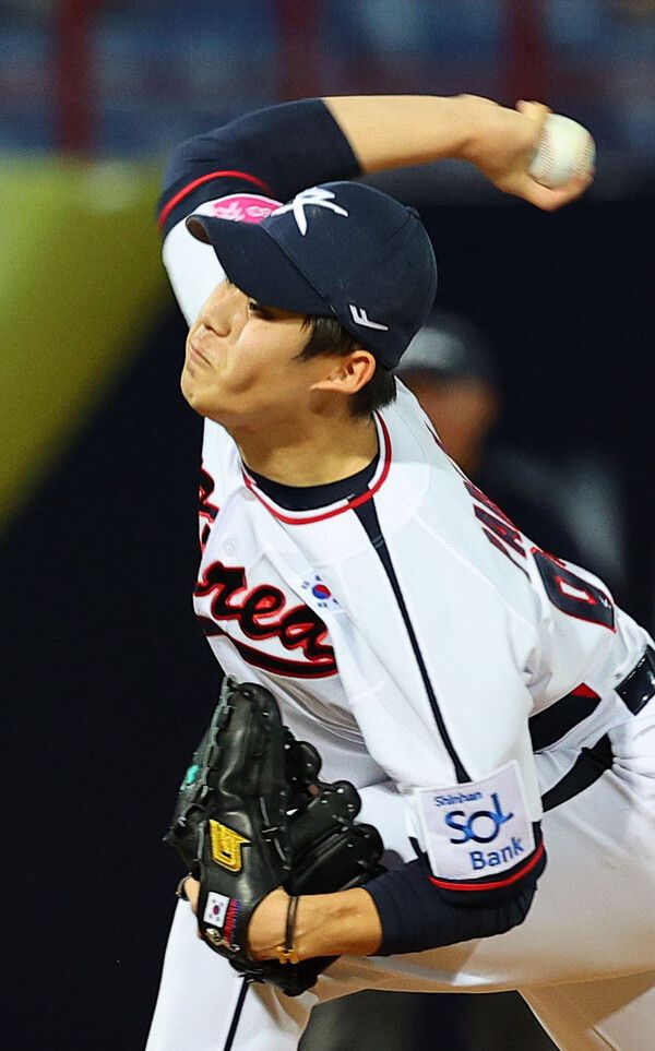 10일 오후 대만 타이베이 톈무야구장에서 열린 프리미어12 한국 야구대표팀과 대만프로야구팀 웨이취안 드래곤스와의 연습 경기. 한국 박영현이 역투하고 있다. /연합뉴스