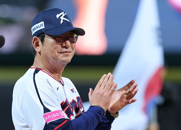 14일 오후 대만 타이베이 톈무야구장에서 열린 세계야구소프트볼연맹(WBSC) 프리미어12 2024 B조 조별리그 대한민국과 쿠바의 경기. 경기 시작 전 류중일 감독이 박수치고 있다. /연합뉴스