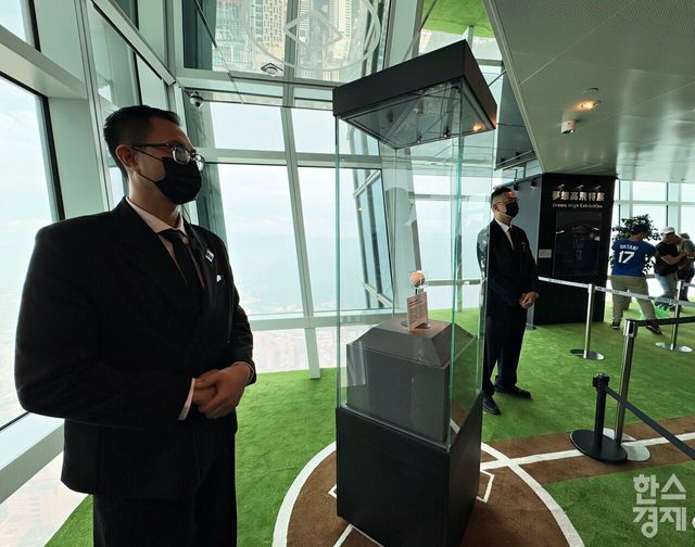 대만 타이베이101 전망대 89층에 전시된 오타니 쇼헤이의 '50-50' 홈런공 보안 인원들./강상헌 기자