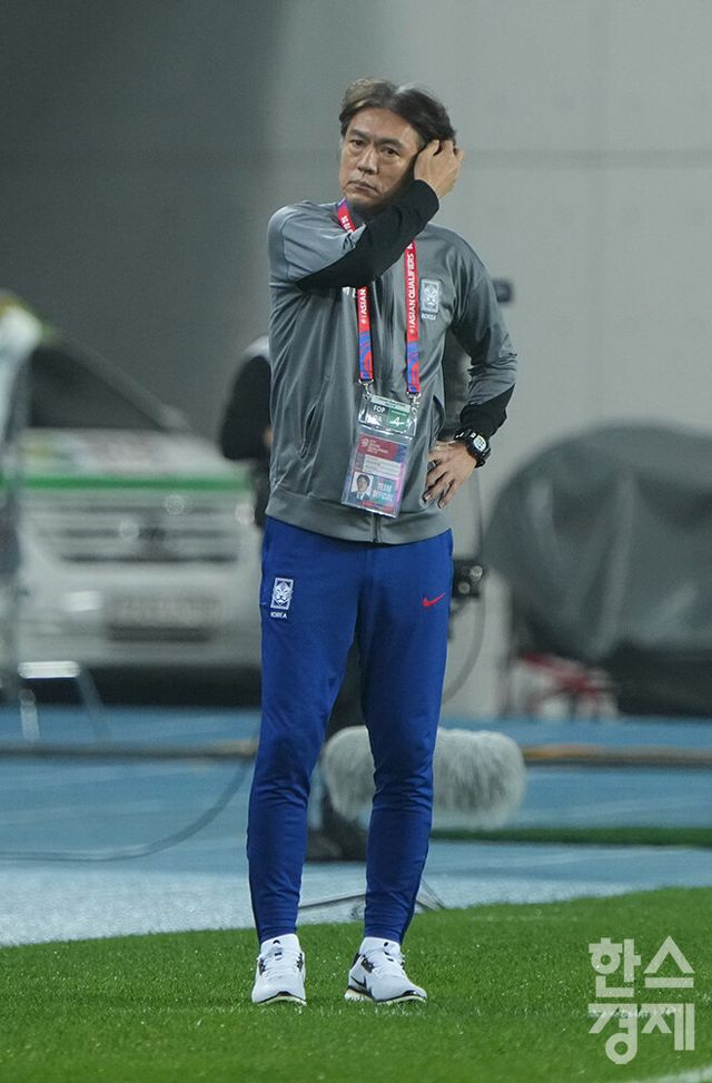 홍명보 감독이 머리를 정돈하고 있다. /최대성 기자