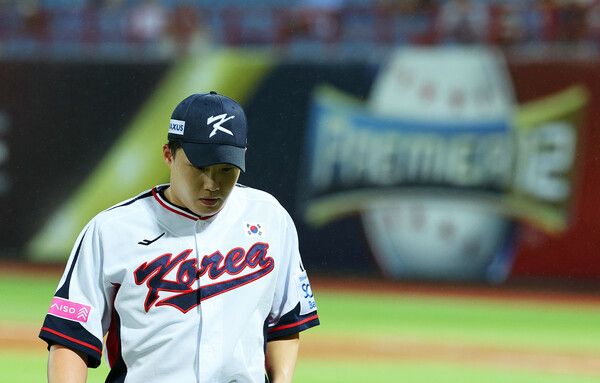 16일 오후 대만 타이베이 톈무야구장에서 열린 세계야구소프트볼연맹(WBSC) 프리미어12 2024 B조 조별리그 대한민국과 도미니카공화국의 경기.4회초 무사 2루에서 아리스멘디 알칸타라에게 투런포를 허용한 임찬규가 교체되고 있다. /연합뉴스