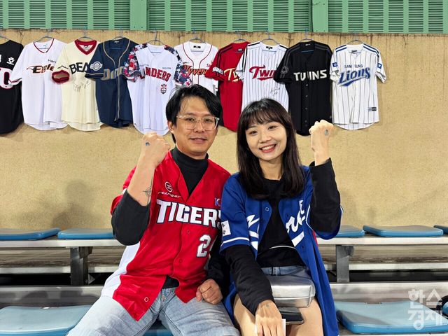 16일 대만 톈무 구장에서 열리는 2024 세계야구소프트볼연맹(WBSC) 프리미어12 한국과 도미니카공화국전을 앞두고 만난 대만 팬 주방위 씨와 이종한 씨. /강상헌 기자