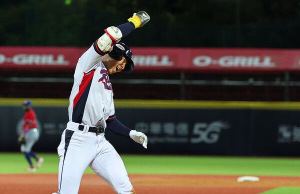 6일 오후 대만 타이베이 톈무야구장에서 열린 세계야구소프트볼연맹(WBSC) 프리미어12 2024 B조 조별리그 대한민국과 도미니카공화국의 경기. 8회말 2사 2,3루에서 박성한이 역전 적시타를 친 뒤 세리머니를 하고 있다. /연합뉴스
