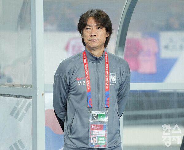 홍명보 한국 축구 국가대표팀 감독이 선수들을 지켜보고 있다. /최대성 기자