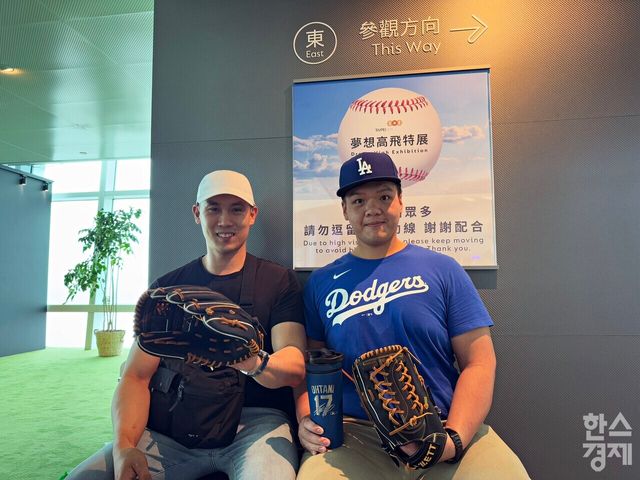 대만 타이베이101 전망대 89층에 전시된 오타니 쇼헤이의 '50-50' 홈런공을 보기 위해 방문한 대만 팬 촹칭쉰(오른쪽) 씨./강상헌 기자
