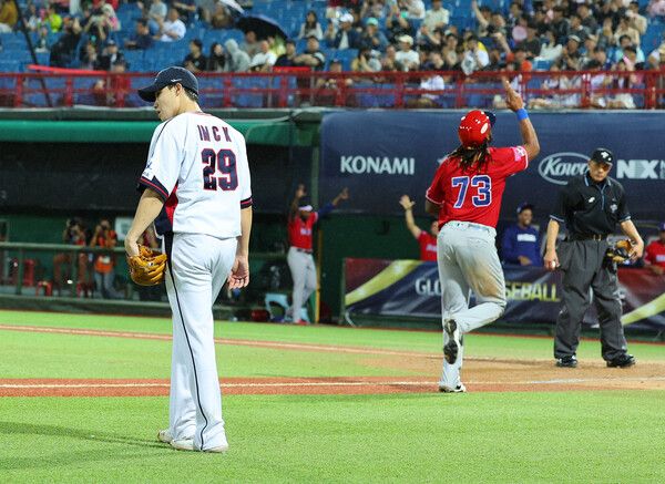 16일 오후 대만 타이베이 톈무야구장에서 열린 세계야구소프트볼연맹(WBSC) 프리미어12 2024 B조 조별리그 대한민국과 도미니카공화국의 경기.4회초 무사 2루에서 아리스멘디 알칸타라에게 투런포를 허용한 임찬규가 아쉬워하고 있다. /연합뉴스