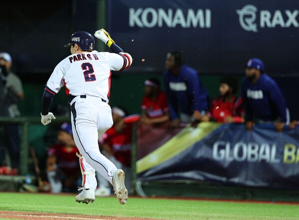 16일 오후 대만 타이베이 톈무야구장에서 열린 세계야구소프트볼연맹(WBSC) 프리미어12 2024 B조 조별리그 대한민국과 도미니카공화국의 경기. 8회말 2사 2,3루에서 박성한이 역전 적시타를 치고 달리고 있다. /연합뉴스
