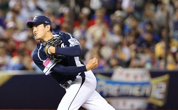 13일 오후 대만 타이베이돔에서 열린 세계야구소프트볼연맹(WBSC) 프리미어12 2024 B조 조별리그 대한민국과 대만의 경기. 한국 선발 고영표가 역투하고 있다. /연합뉴스