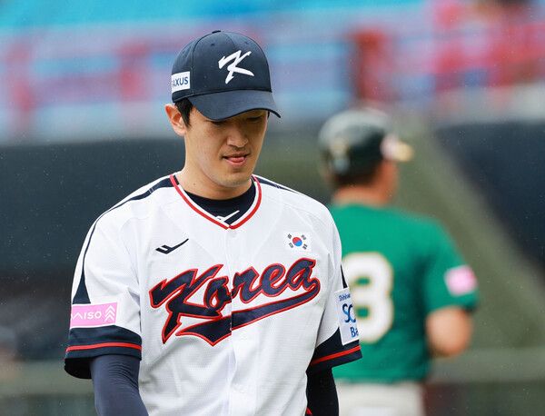 18일 오후 대만 타이베이 톈무야구장에서 열린 세계야구소프트볼연맹(WBSC) 프리미어12 2024 B조 조별리그 대한민국과 호주의 경기. 2회초를 마친 고영표가 더그아웃으로 향하고 있다. /연합뉴스