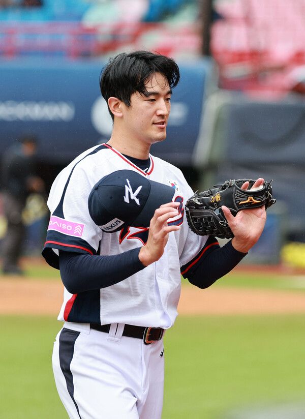 18일 오후 대만 타이베이 톈무야구장에서 열린 세계야구소프트볼연맹(WBSC) 프리미어12 2024 B조 조별리그 대한민국과 호주의 경기. 4회초 고영표가 더그아웃으로 향하고 있다. /연합뉴스