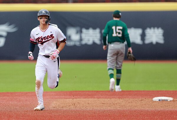 18일 오후 대만 타이베이 톈무야구장에서 열린 세계야구소프트볼연맹(WBSC) 프리미어12 2024 B조 조별리그 대한민국과 호주의 경기. 6회말 2사 1루에서 김도영이 투런 홈런을 치고 그라운드를 돌고 있다. /연합뉴스