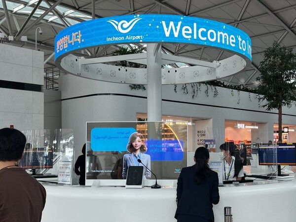 플리토의 AI 통번역 솔루션. 이용객이 가장 붐비는 제1터미널 3층 출국장 종합안내소와 지하 1층 유실물 센터에서 최대 38개 언어로 외국인 이용객에게 다양한 정보를 제공하고 있다. / 플리토