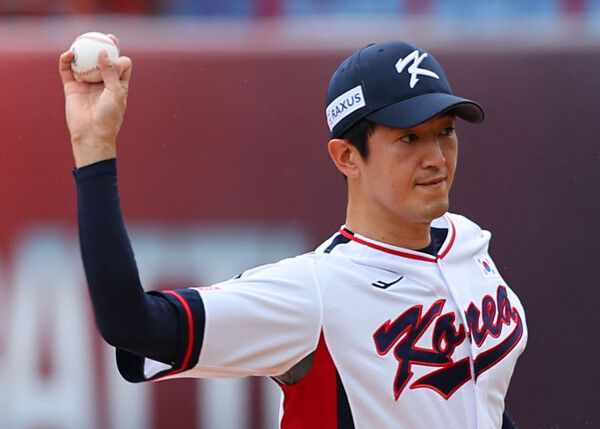 18일 오후 대만 타이베이 톈무야구장에서 열린 세계야구소프트볼연맹(WBSC) 프리미어12 2024 B조 조별리그 대한민국과 호주의 경기. 한국 선발 고영표가 역투하고 있다. /연합뉴스