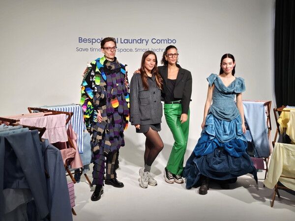 삼성전자가 지난 14일(현지 시간) 독일 베를린에서 유럽 전역에서 모인 인플루언서와 미디어를 대상으로 '비스포크 AI 콤보'의 시간 절약 장점을 소개 하고 있다. 대용량 양말, 수건 등으로 만든 옷으로 '패션쇼'를 하는 모습./사진=삼성전자