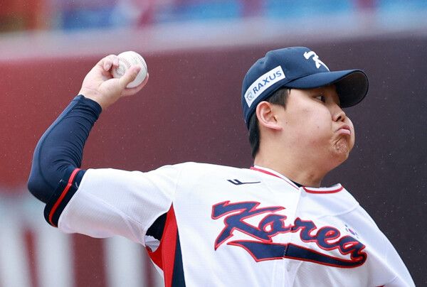 18일 오후 대만 타이베이 톈무야구장에서 열린 세계야구소프트볼연맹(WBSC) 프리미어12 2024 B조 조별리그 대한민국과 호주의 경기. 소형준이 역투하고 있다. /연합뉴스