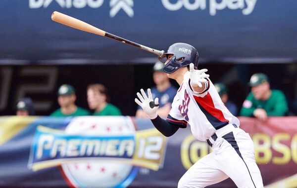 18일 오후 대만 타이베이 톈무야구장에서 열린 세계야구소프트볼연맹(WBSC) 프리미어12 2024 B조 조별리그 대한민국과 호주의 경기. 3회말 1사 2루에서 김도영이 1타점 적시타를 치고 있다. /연합뉴스