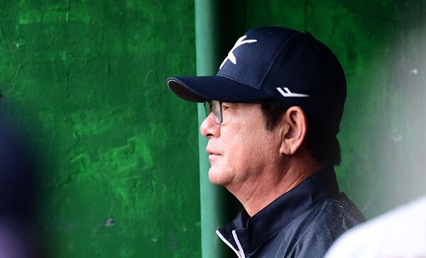 18일 오후 대만 타이베이 톈무야구장에서 열린 세계야구소프트볼연맹(WBSC) 프리미어12 2024 B조 조별리그 대한민국과 호주의 경기. 한국 류중일 감독이 경기를 지켜보고 있다. /연합뉴스