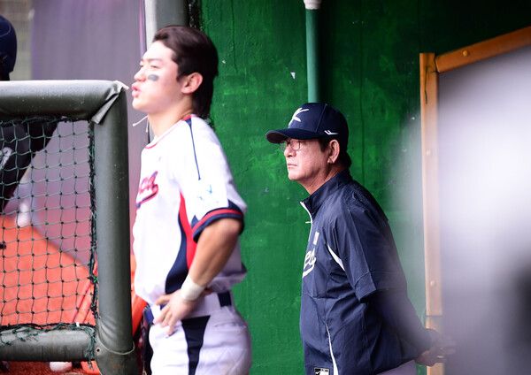 18일 오후 대만 타이베이 톈무야구장에서 열린 세계야구소프트볼연맹(WBSC) 프리미어12 2024 B조 조별리그 대한민국과 호주의 경기. 한국 류중일 감독이 경기를 지켜보고 있다. 왼쪽은 김도영. /연합뉴스