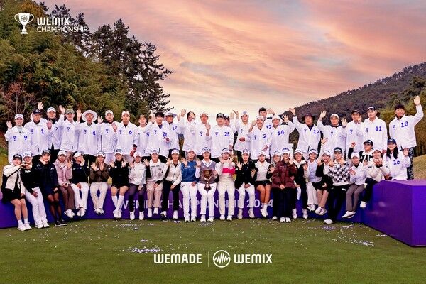 위믹스 챔피언십 2024 우승자 김민선 등 24명의 선수들과 캐디. /위메이드 제공