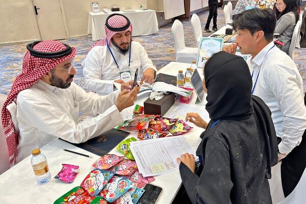 롯데홈쇼핑은 지난달 30일(수)부터 이달 2일(토)까지 사우디아라비아 리야드, 아랍에미리트 두바이에서 중소기업 해외 수출 지원을 위한 '대한민국 브랜드 엑스포' 수출 상담회를 개최해 상담실적 약 6.235만 달러를 달성했다. / 롯데홈쇼핑 제공