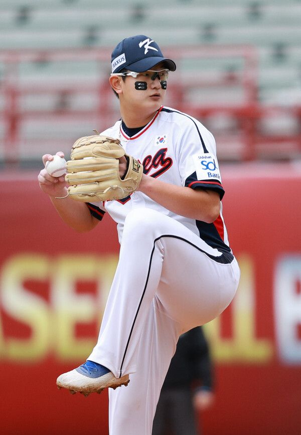 18일 오후 대만 타이베이 톈무야구장에서 열린 세계야구소프트볼연맹(WBSC) 프리미어12 2024 B조 조별리그 대한민국과 호주의 경기. 김서현이 역투하고 있다. /연합뉴스