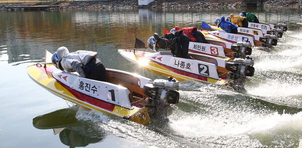미사리경정장에서 선수들이 계류장을 출발하고 있다. /국민체육진흥공단 제공
