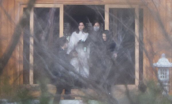 19일 오전 경기도 용인 호암미술관 인근 선영에서 열린 호암 이병철 삼성 창업회장 37주기 추도식에 홍라희 전 삼성미술관 리움 관장, 이부진 호텔신라 사장, 이서현 삼성물산 사장, 김재열 국제올림픽위원회(IOC) 위원이 참석해 있다./사진=연합뉴스