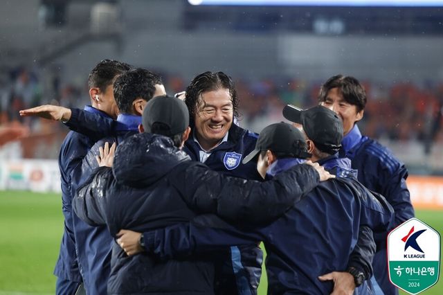 2024 하나은행 K리그1 36라운드 강원FC와 홈 경기서 2-1로 승리 후 기뻐하는 김판곤 울산 HD 감독(가운데). /한국프로축구연맹 제공