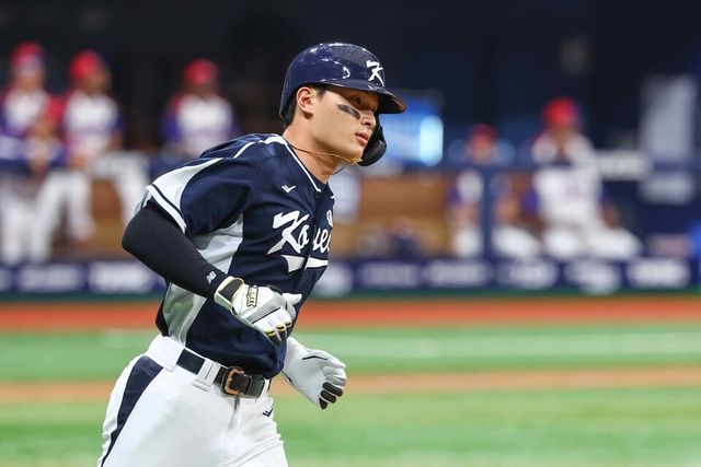 2일 오후 서울 구로구 고척스카이돔에서 열린 2024 WBSC 프리미어 12 평가전 한국과 쿠바의 경기. 2회초 한국 선두타자 윤동희가 솔로 홈런을 치고 달리고 있다. /연합뉴스