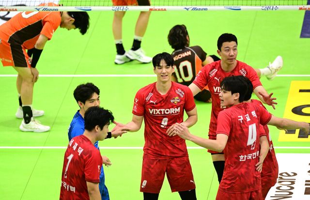 한국전력은 2일 수원체육관에서 열린 프로배구 도드람 2024-25 V리그 남자부 홈경기에서 OK저축은행에 짜릿한 3-2(30-32 25-14 25-22 22-25 15-13) 역전승을 거뒀다. /KOVO 제공