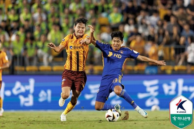 성공적으로 오른쪽 풀백에 안착한 윤일록(오른쪽). /한국프로축구연맹 제공