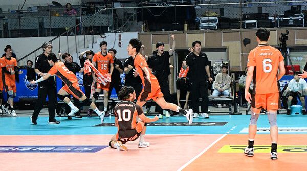 OK저축은행 선수들이 환호하고 있다. /KOVO 제공