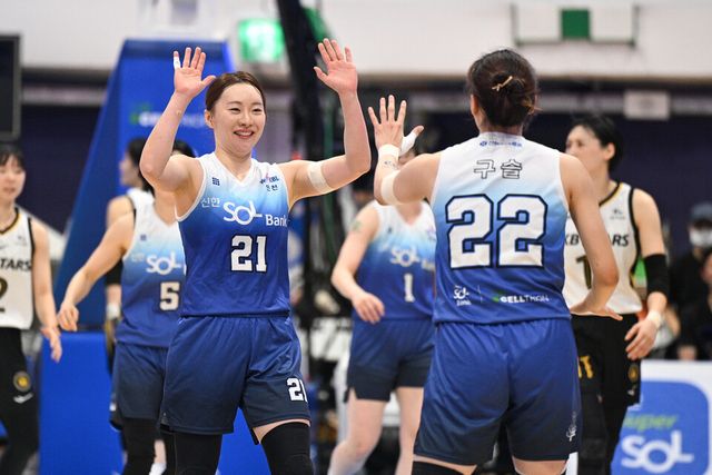 신한은행은 20일 오후 인천 도원체육관에서 열린 2024-2025 여자프로농구 정규리그 홈 경기서 청주 KB를 61-54로 꺾었다. /WKBL 제공