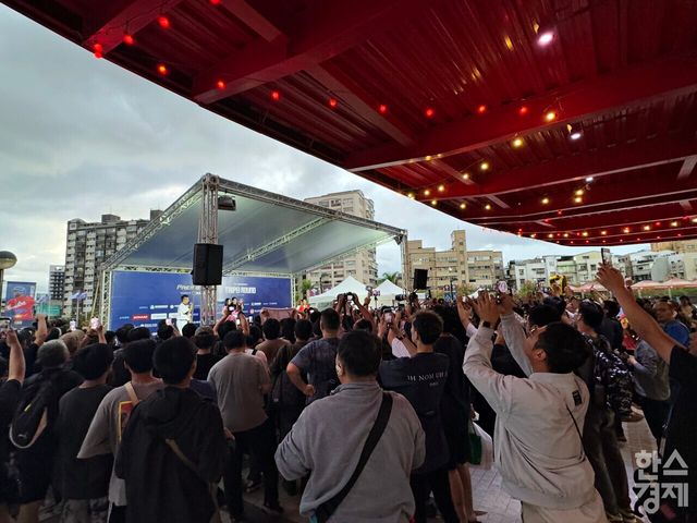 프리미어12 경기가 열리는 대만 타이베이 톈무 구장에서 치어리더 행사에 대만 팬들이 운집해 있는 모습. /강상헌 기자