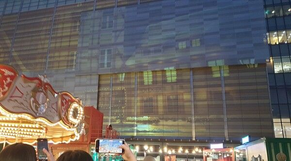 월드몰 벽면에 공개된&nbsp;원더풀 쇼타임 미디어쇼 / 이현령 기자