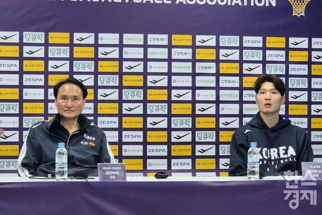 2025 국제농구연맹(FIBA) 아시아컵 예선 3차전을 마친 후 기자회견에 참석한 안준호 감독(왼쪽)과 안영준. /류정호 기자